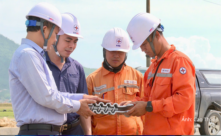 Lãnh đạo Công ty Điện lực Hà Tĩnh trực tiếp chỉ đạo các mũi thi công ngay tại hiện trường.