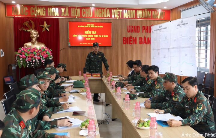 Đại tá Trần Hữu Ích kiểm tra công tác phòng thủ dân sự tại phường Điện Bàn Bắc.