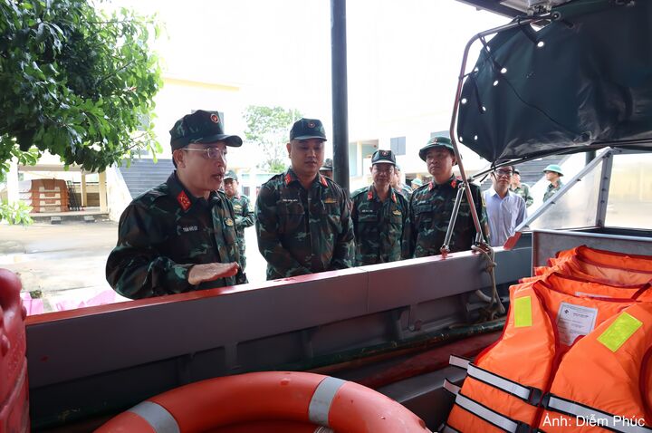 Lãnh đạo Bộ CHQS TP. Đà Nẵng yêu cầu các địa phương chủ động chuẩn bị vật tư, phương tiện ứng cứu.