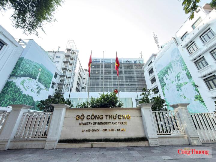 Bộ Công Thương ban hành công văn 7320/BCT-TCCB gửi Ủy ban nhân dân các tỉnh, thành phố trực thuộc Trung ương về việc đề nghị các địa phương phối hợp triển khai thực hiện chức năng, nhiệm vụ quản lý nhà nước về khu công nghiệp, địa chất và khoáng sản. Ảnh: Nam Nguyễn