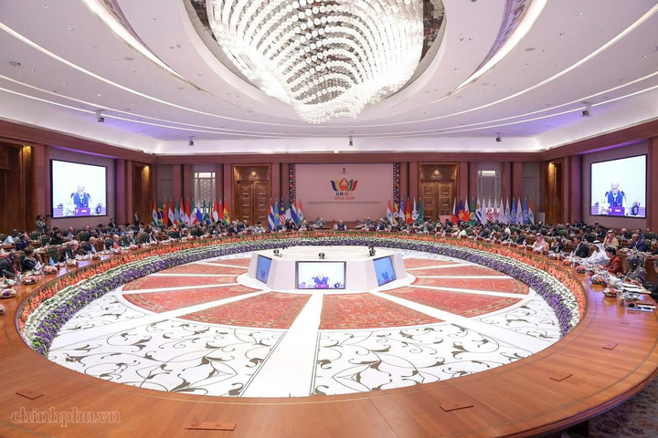 Phiên họp Hội nghị thượng đỉnh BRICS lần thứ 18 về “Tự cường, đổi mới sáng tạo, hợp tác và phát triển bền vững: Định hình tương lai tăng trưởng bao trùm toàn cầu” - Ảnh: chinhphu.vn/Nhật Bắc