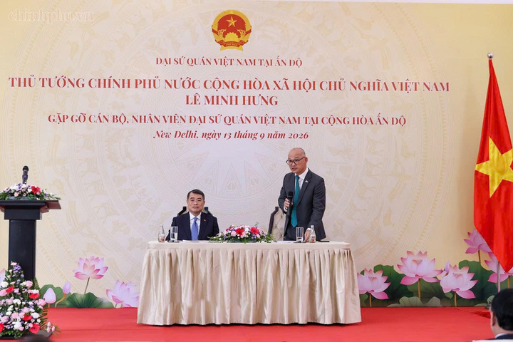 Thủ tướng Lê Minh Hưng tới thăm, làm việc với Đại sứ quán Việt Nam tại Ấn Độ - Ảnh: chinhphu.vn/Nhật Bắc