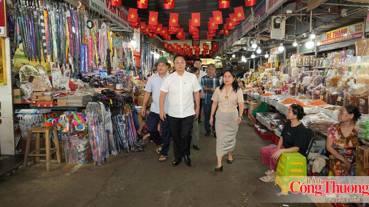 Chủ tịch UBND thành phố Huế Lê Trí Thanh khảo sát tại chợ Đông Ba.