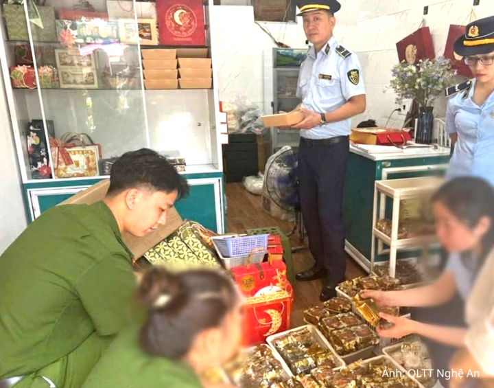 Lực lượng Quản lý thị trường Nghệ An phối hợp với Công an phường Thành Vinh kiểm tra cơ sở kinh doanh bánh trung thu, phát hiện 300 bánh không rõ nguồn gốc, tiến hành xử phạt và buộc tiêu hủy