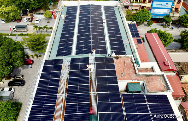 Thời gian vừa qua, nhiều người dân, doanh nghiệp và trang trại tại Thanh Hoá có xu hướng sử dụng điện mặt trời áp mái nhằm giảm thiểu chi phí hoạt động.