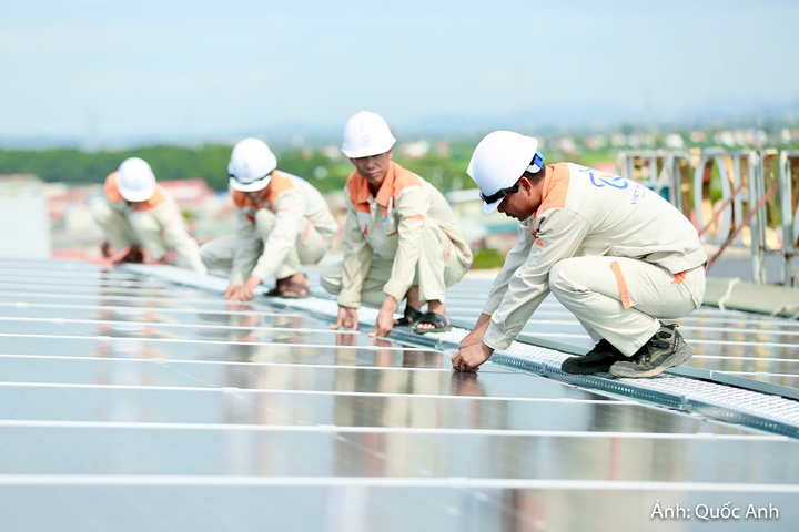 Tại khách sạn Nga Sơn đã đầu tư hơn 800 triệu đồng để lắp đặt hệ thống gồm 130 tấm pin, công suất mỗi tấm 620 W, tổng công suất khoảng 80,6 kWp.