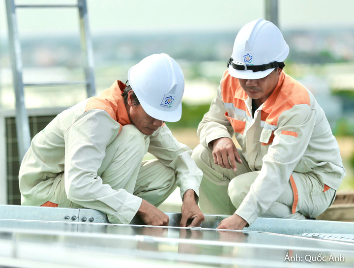 Thời gian hoàn vốn của các dự án điện mặt trời áp mái thường khoảng 4-6 năm, tùy quy mô, biểu đồ phụ tải, giá điện, điều kiện bức xạ và tỷ lệ điện được sử dụng trực tiếp.
