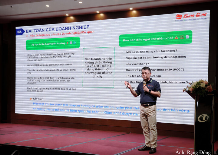 Ông Nguyễn Hồng Thu – Phó Giám đốc Trung tâm Nghiên cứu Chiếu sáng Rạng Đông giới thiệu phương án đầu tư điện mặt trời tin cậy cho các doanh nghiệp