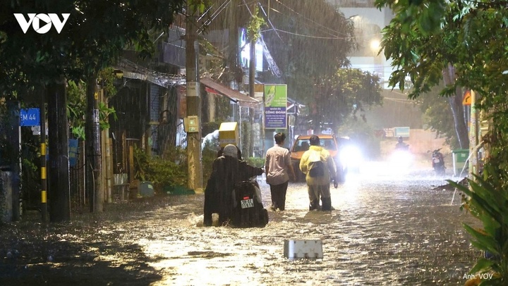 Nhiều tuyến đường trên địa bàn TP. Thủ Đức cũ ngập sâu sau trận mưa lớn chiều 10/9.