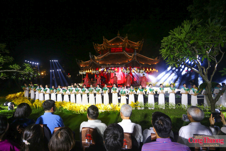 Trong đêm “Khai Văn”, ánh sáng vì thế không đơn thuần để làm đẹp cho sân khấu. Ánh sáng trở thành một thứ ngôn ngữ kể chuyện.