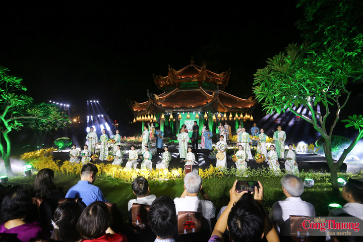 Người dân ngồi dưới sân khấu, những ánh mắt dõi theo từng chuyển động của ánh sáng, có thể không trực tiếp trải qua những kỳ thi xưa, nhưng vẫn đang tiếp nối một truyền thống đã bền bỉ qua gần một thiên niên kỷ.