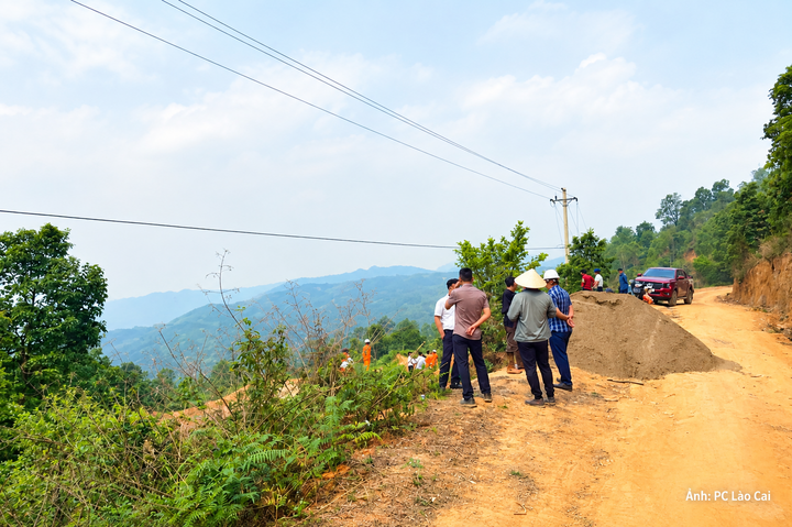 Tuyến đường dây vươn qua địa hình núi cao trùng điệp, minh chứng cho quyết tâm chính trị vượt qua mọi rào cản địa hình. Ảnh: PC Lào Cai