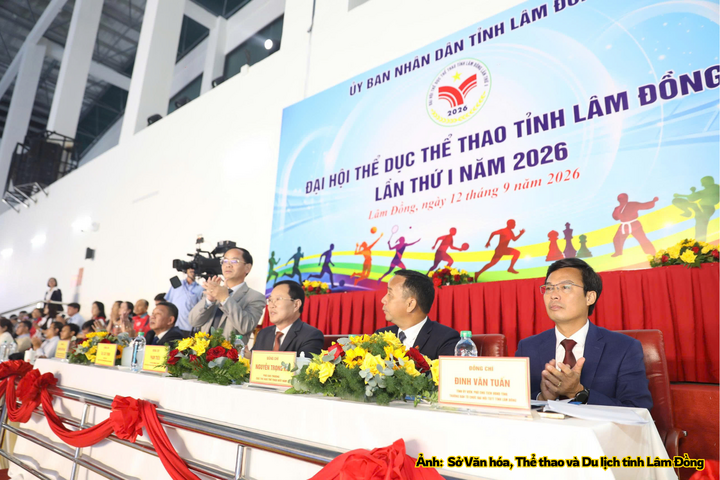 Các đại biểu tham dự Lễ khai mạc.