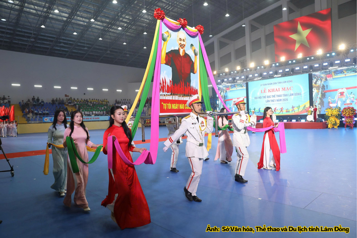 Nghi thức rước chân dung Chủ tịch Hồ Chí Minh.