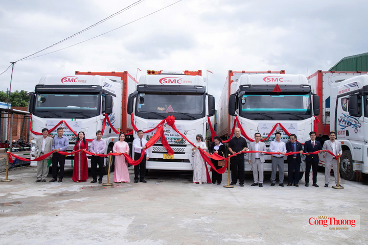 Các đại biểu thực hiện nghi thức cắt băng, xuất khẩu 2 container sầu riêng cấp đông đầu tiên của Nhà máy số 2.