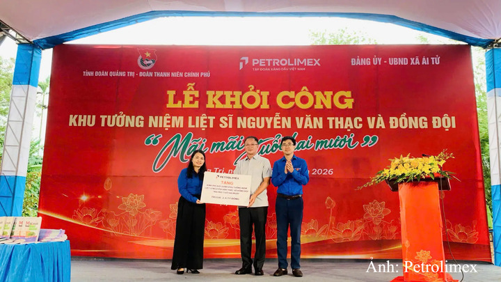 Phó Bí thư Thường trực Đảng ủy Petrolimex Đặng Trần Hiếu cùng đồng chí Bùi Hoàng Tùng, Bí thư Đoàn Thanh niên Chính phủ trao biển hỗ trợ kinh phí xây dựng công trình.