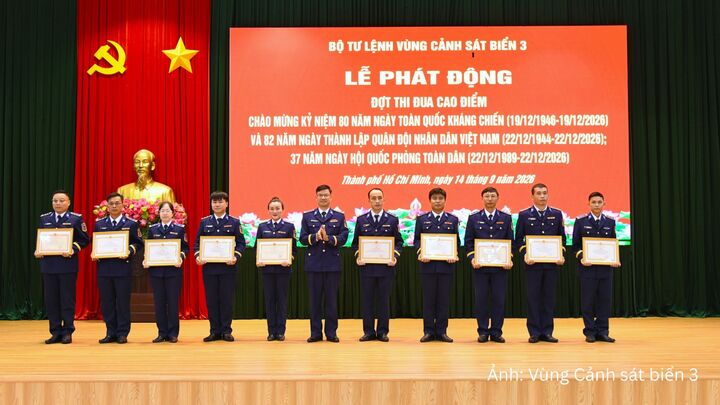 Đại tá Cao Xuân Quận, Phó Chính ủy Vùng Cảnh sát biển 3 trao giấy khen cho các cá nhân có thành tích xuất sắc.