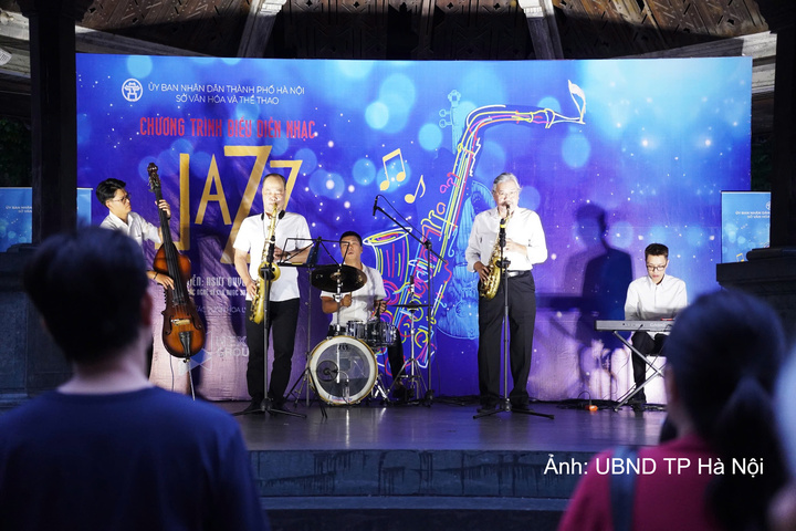 Một tiết mục nghệ thuật do NSƯT Quyền Văn Minh cùng các nghệ sĩ Bình Minh Jazz Club biểu diễn. Ảnh: UBND TP Hà Nội
