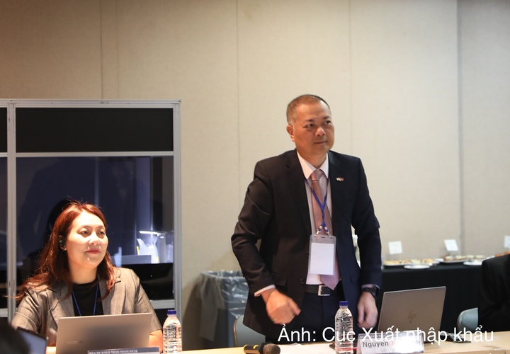 Cục trưởng Cục Xuất nhập khẩu Nguyễn Anh Sơn tại chương trình làm việc, trao đổi về tăng cường năng lực kiểm soát xuất khẩu.