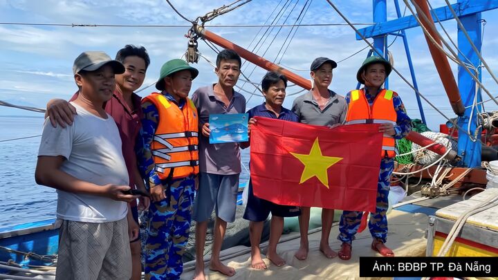 Ngư dân được tuyên truyền, hướng dẫn các quy định về chống khai thác IUU ngay tại cảng và trên tàu cá.
