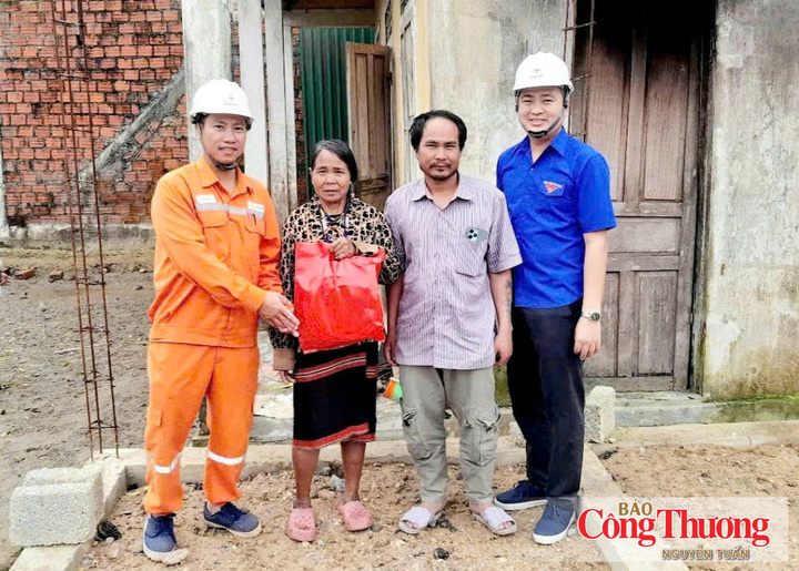 Là cán bộ Đoàn nhiệt tình, năng nổ, có trách nhiệm, anh Hướng (áo xanh) thường xuyên tham gia các hoạt động vì cộng đồng.