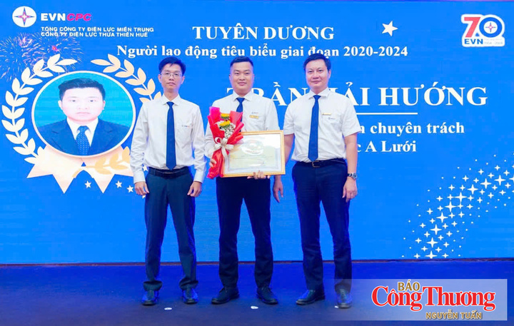 Giỏi trong công tác chuyên môn, lan toả tình thần vì cộng đồng của anh Hướng được lãnh đạo Công ty Điện lực Huế ghi nhận, tuyên dương.