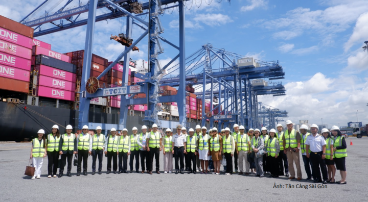 Đoàn đại biểu của chương trình Đối thoại Hữu nghị 2026 tham quan và làm việc tại cụm cảng Cái Mép của Tân Cảng Sài Gòn.