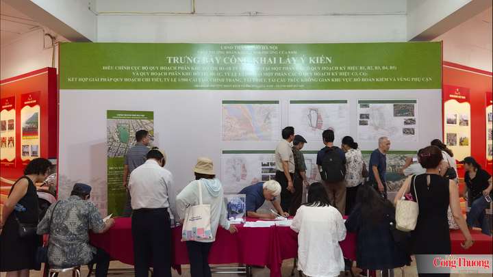 Rất đông người dân tập trung tại khu vực bàn điền phiếu để cẩn thận viết những ý kiến đóng góp cho không gian lõi lịch sử của Thủ đô.