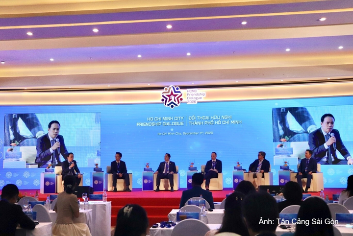 Đại diện TCSG ông Trương Tấn Lộc, Phó Chủ tịch Hiệp hội Logistics và Cảng biển TP.Hồ Chí Minh, Chủ tịch HĐTV Công ty TNHH Cảng Quốc tế Tân Cảng - Cái Mép, điều phối phiên thảo luận: “Vai trò của chính quyền địa phương trong tăng cường hợp tác cảng và đáp ứng các tiêu chuẩn bền vững thế hệ mới”.