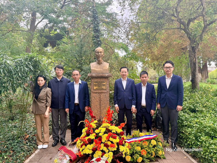 Đoàn công tác Tập đoàn Hóa chất Việt Nam dâng hoa tưởng niệm Chủ tịch Hồ Chí Minh tại Công viên Montreau, thành phố Montreuil, ngoại ô Paris.