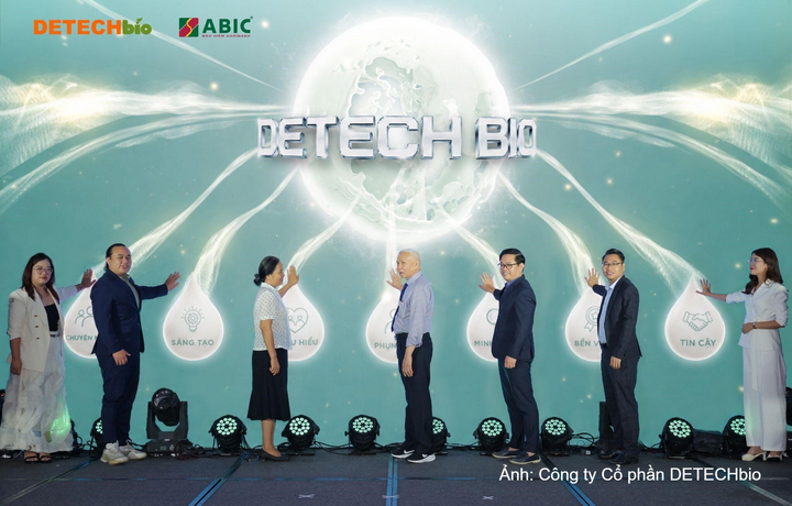 Đại diện Ban lãnh đạo Tập đoàn DETECH và DETECHbio cùng thực hiện nghi thức kích hoạt, chính thức ra mắt hệ sinh thái chăm sóc Mẹ và Bé toàn diện tại sự kiện “TRỌN”.