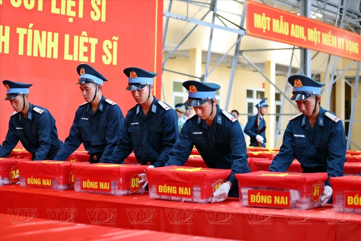 Ngày 11/9, máy bay quân sự đưa các mẫu hài cốt liệt sĩ tỉnh Đồng Nai ra Hà Nội để giám định ADN.
