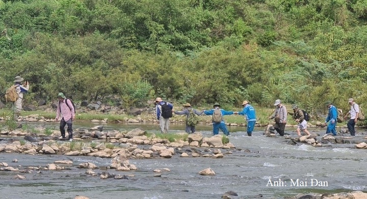 Trong kháng chiến hay trong hòa bình, những nhà địa chất vẫn in dấu chân của mình trên khắp dặm dài đất nước để khảo sát, tìm kiếm tài nguyên cho đất nước - Ảnh: Mai Đan/Báo Nông nghiệp và Môi trường