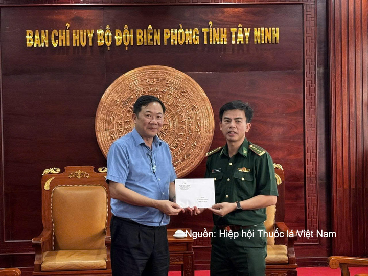 Ông Nguyễn Chí Nhân – Tổng Thư ký Hiệp hội Thuốc lá Việt Nam trao thưởng, động viên lực lượng Bộ đội Biên phòng tỉnh Tây Ninh.