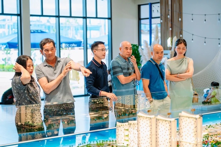 Các nhà đầu tư đang tìm hiểu căn hộ Beacon Tower ở khu vực TP. Hồ Chí Minh.