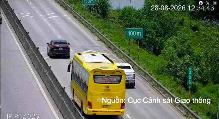 Hình ảnh chiếc xe khách vi phạm khoảng cách an toàn bị camera ghi nhận.