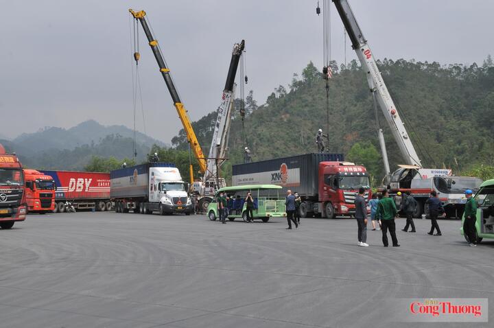 Đầu tư đường sắt, năng lượng, đô thị, cảng biển hay hạ tầng số cũng được đặt trong yêu cầu thúc đẩy phát triển công nghiệp nội địa, các ngành chế biến, chế tạo, công nghệ cao, công nghiệp hỗ trợ, logistics, thương mại điện tử và những lĩnh vực giá trị gia tăng cao. Ảnh minh họa: Du Ca