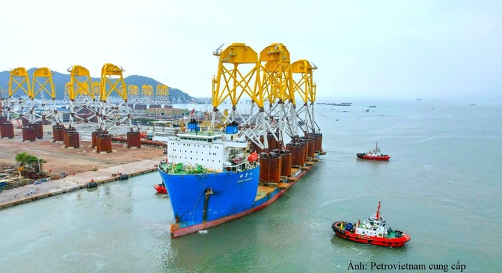 Trung tâm công nghiệp năng lượng và hậu cần của PTSC phục vụ sản xuất chân đế điện gió - Ảnh: Petrovietnam