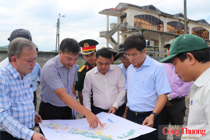 Phó Chủ tịch UBND tỉnh Quảng Ngãi Đỗ Tâm Hiển (áo xanh) cùng lãnh đạo sở ngành kiểm tra an toàn hồ đập, chuẩn bị phương án ứng phó mùa mưa bão