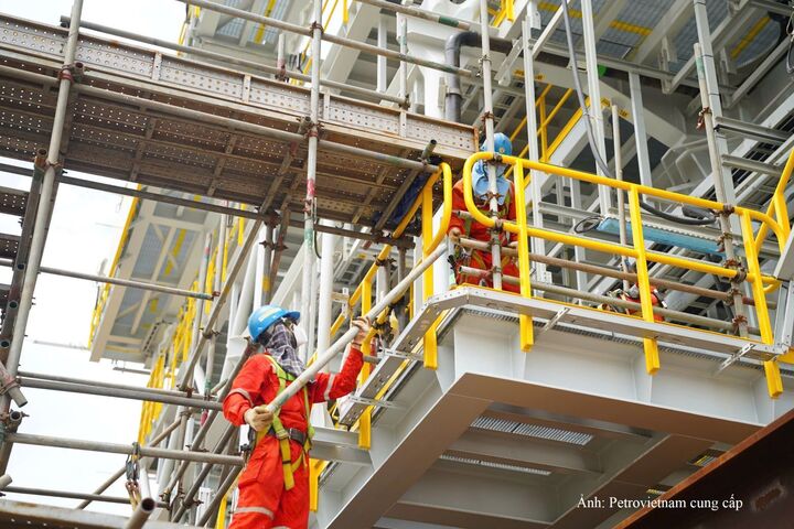 Người lao động thi công dự án trên bãi chế tạo PTSC M&C - Ảnh: Petrovietnam cung cấp