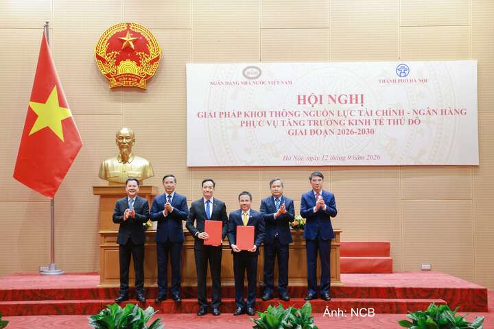 Lãnh đạo NCB và lãnh đạo Công ty Bắc Hà Nội trao Thoả thuận hợp tác toàn diện.