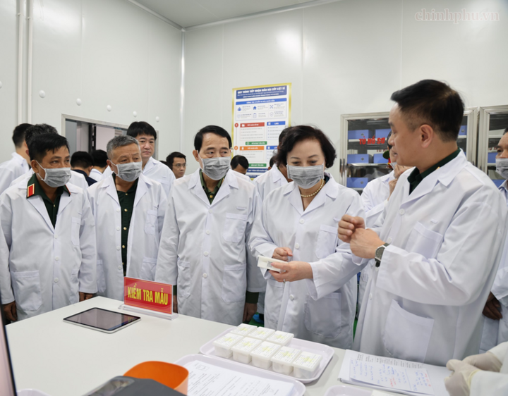 Phó Thủ tướng Phạm Thị Thanh Trà kiểm tra thực tế tại Viện Pháp y Quân đội, Cục Quân y, Bộ Quốc phòng - Ảnh: chinhphu.vn/Thu Giang