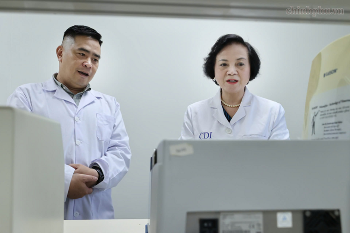 Phó Thủ tướng kiểm tra thực tế tại Trung tâm Giám định ADN, Viện Sinh học, Viện Hàn lâm Khoa học và Công nghệ Việt Nam - Ảnh: chinhphu.vn