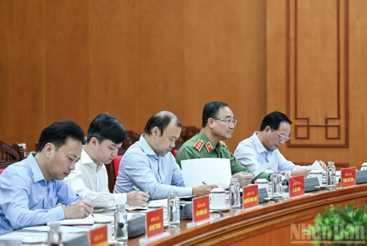 Cuộc họp nhằm đánh giá kết quả công tác lãnh đạo, chỉ đạo và tổ chức thực hiện nhiệm vụ bảo vệ nền tảng tư tưởng của Đảng quý III và nhiệm vụ trọng tâm quý IV. Ảnh: Duy Linh