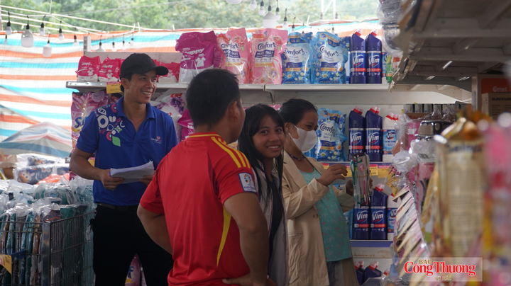 Người dân mua sắm các mặt hàng nhu yếu phẩm thiết yếu, hàng tiêu dùng tại phiên chợ