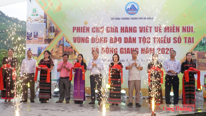 Khai mạc phiên chợ đưa hàng Việt về miền núi, vùng đồng bào dân tộc tiểu số xã Đông Giang năm 2026