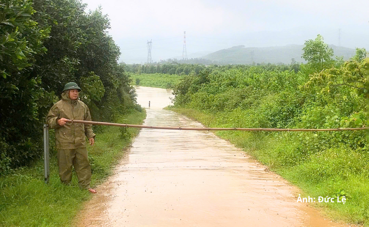 Mưa lớn kéo dài trong những ngày qua đã gây ngập cục bộ, sạt lở, ảnh hưởng giao thông và sản xuất tại một số địa phương trên địa bàn tỉnh Hà Tĩnh.