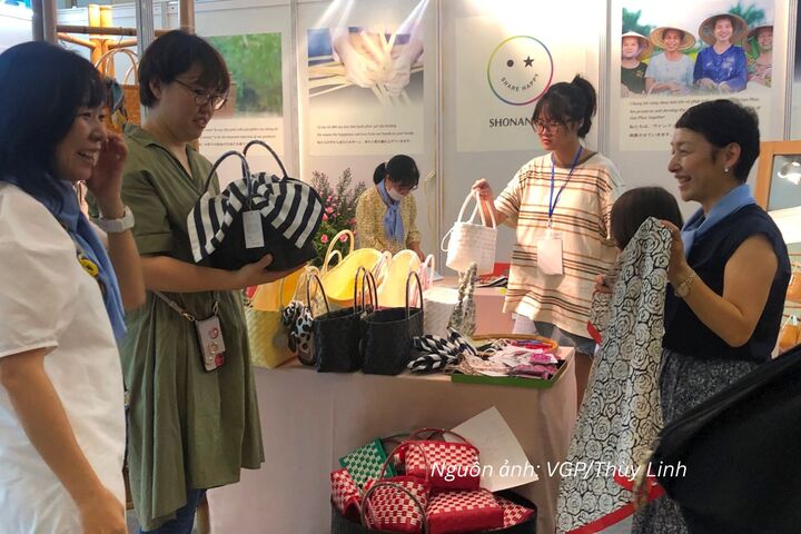 Khách hàng tham quan Hội chợ quốc tế Quà tặng hàng thủ công mỹ nghệ Hà Nội (Hanoi Giftshow) 2024.
