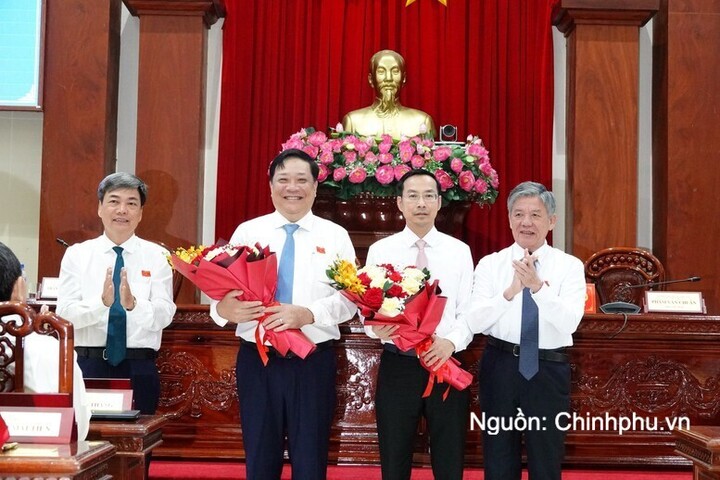 Lãnh đạo tỉnh Đồng Tháp tặng hoa chúc mừng tân Chủ tịch UBND tỉnh Nguyễn Thanh Nhàn (thứ 2, từ phải sang).