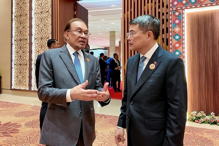 Thủ tướng Lê Minh Hưng gặp Thủ tướng Malaysia Anwar Ibrahim